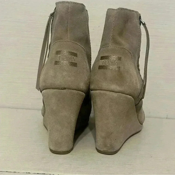 Tan crocodile patterned Toms suede boots - Picture 8 of 12